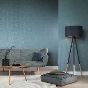 Modernes Wohnzimmer mit blauer Tapete, grauem Sofa, Stehlampe und Holz-Couchtisch.