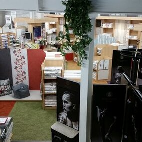 Großes Fachgeschäft mit Tapeten, Wanddekorationen und Mustern für Innenraumgestaltung.