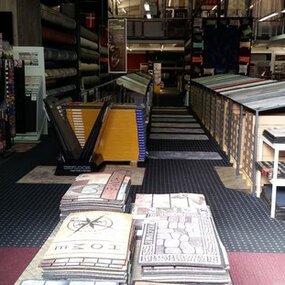 Teppichladen mit großer Auswahl an Teppichen und Läufern in verschiedenen Designs.
