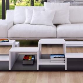 Modernes Wohnzimmer mit weißem Sofa, Designer-Couchtisch und hellem Holzfußboden.