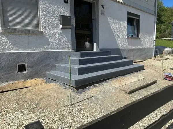 Granit-Haustreppe mit Podest vor Hauseingang, Außenbau im Gartenbereich