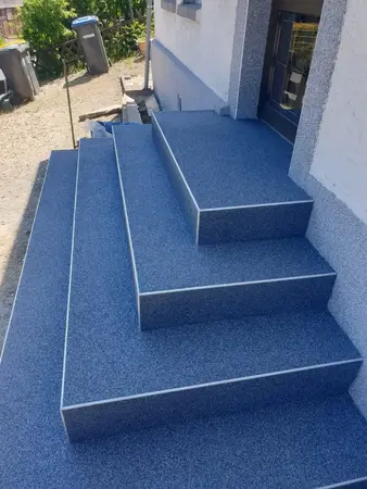 Außentreppe mit rutschfestem Steinteppich-Belag am Hauseingang, blau-grau