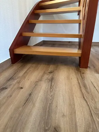 Offene Holztreppe im Innenraum über Eichenparkett, Blick von unten